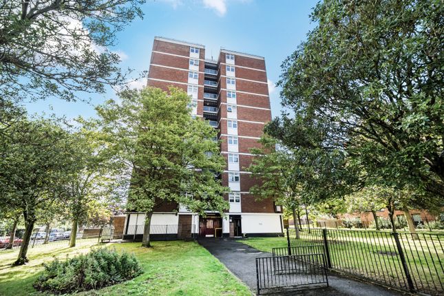 1 bed property, in Grove Park Road, £215,000