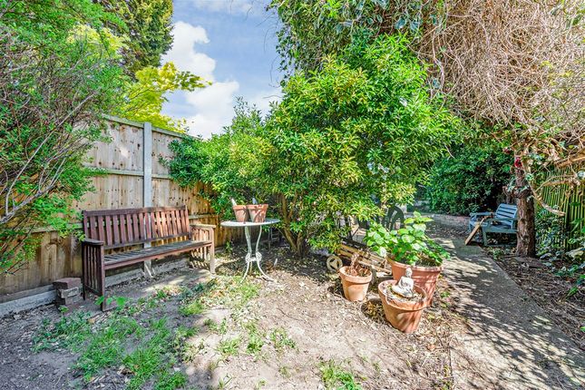 3 bed property, in Oaklands Road, £400,000