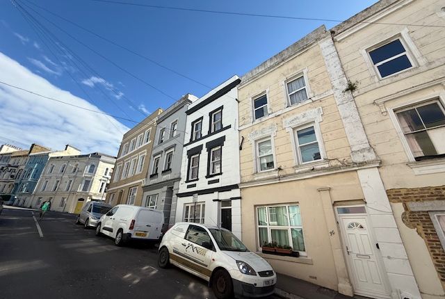 1 bed property, in Gensing Road, £155,000