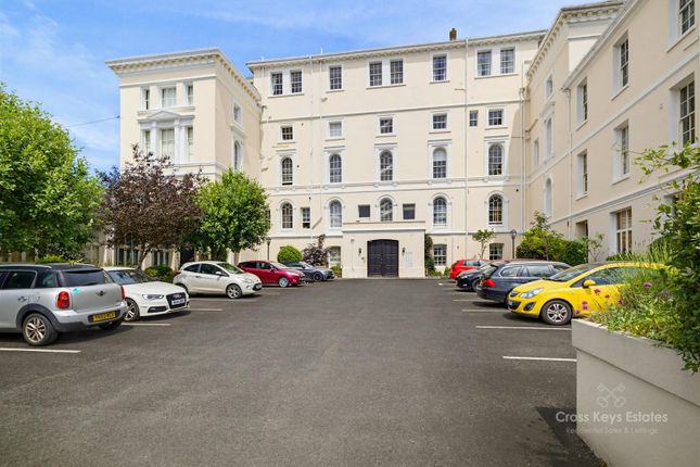 2 bed property, in Clarendon House, £200,000