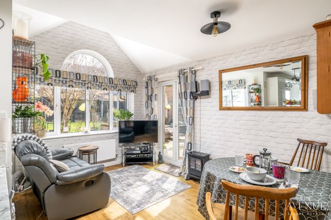 5 bed property, in Trefoil Close, £525,000