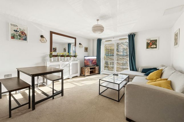 2 bed property, in Coombe Road, £260,000