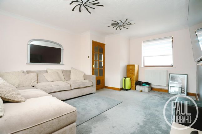 2 bed property, in Cowslip Crescent, £140,000