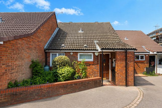 1 bed property, in Cavalier Close, £300,000