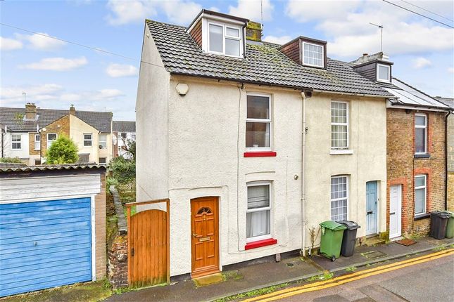 2 bed property, in Warwick Place, £220,000