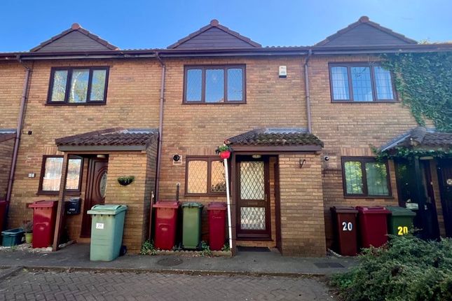 2 bed property, in Mackender Court, £105,000