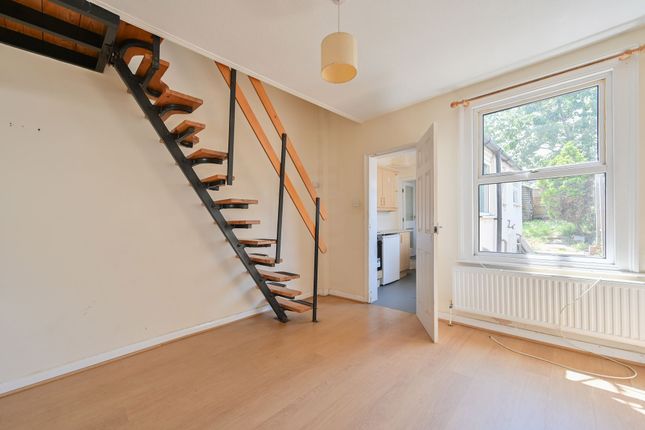 2 bed property, in Cross Street, £350,000