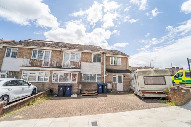 6 bed property, in Farm Close, £599,950