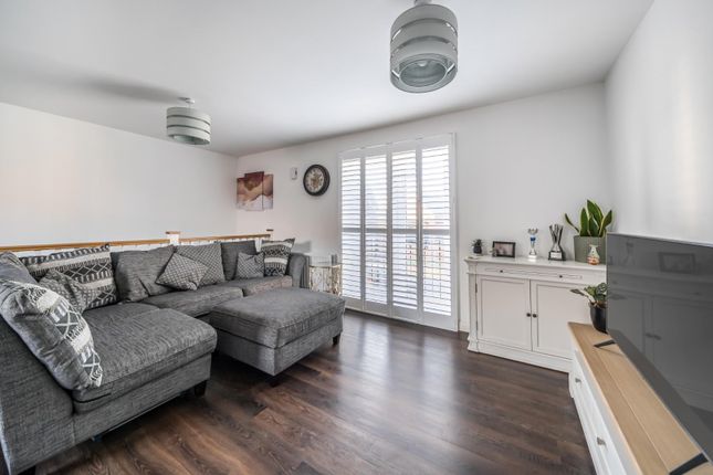 2 bed property, in Worrall Drive, £270,000