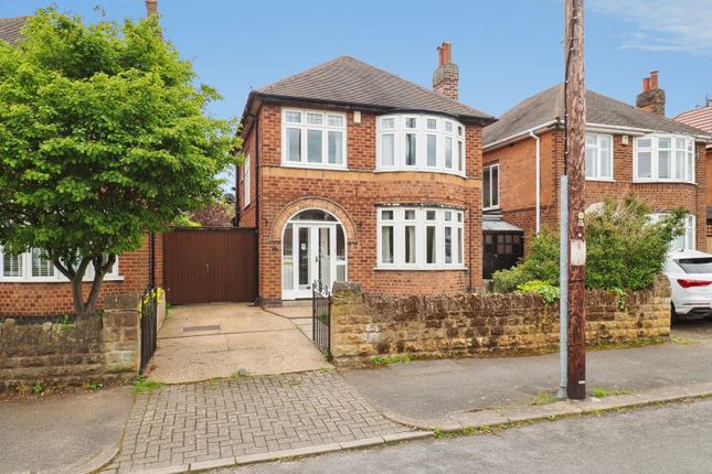 3 bed property, in Hollinwell Avenue, £385,000