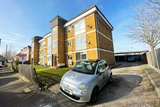 1 bed property, in Amanda Court, £240,000