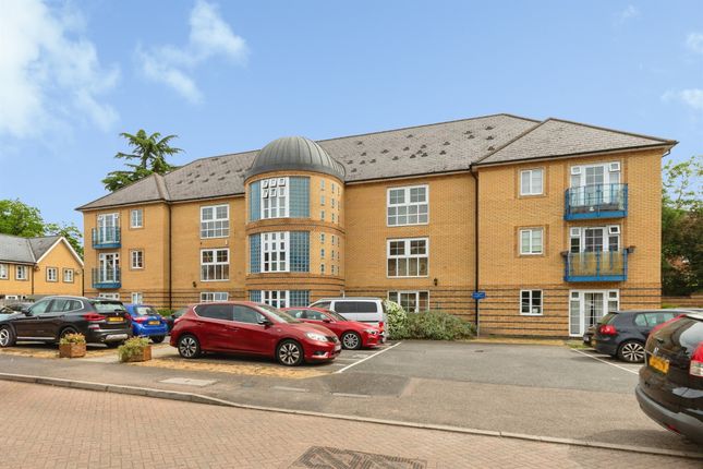 2 bed property, in Newland Gardens, £275,000