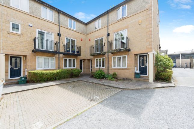 3 bed property, in St Johns Mews, £220,000