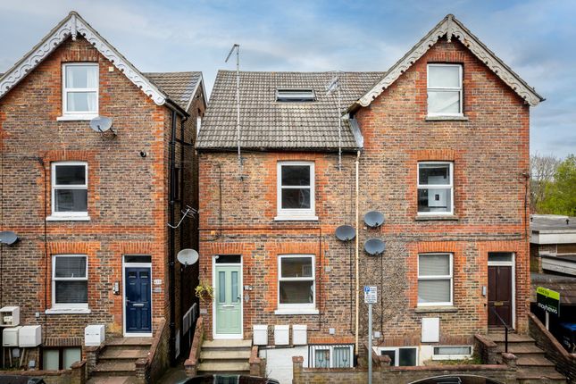 2 bed property, in Queens Road, £250,000
