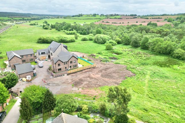 5 bed property, in Land Off Fair-Green Road, £275,000