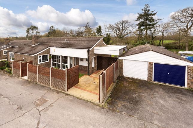 4 bed property, in Lakeside Close, £775,000