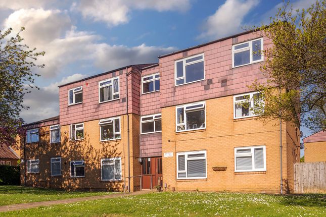 2 bed property, in High Street, £125,000