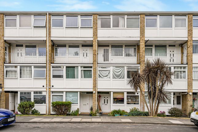 2 bed property, in Tarnwood Park, £295,000