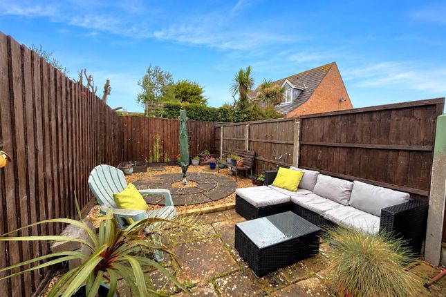 2 bed property, in Overbury Close, £225,000