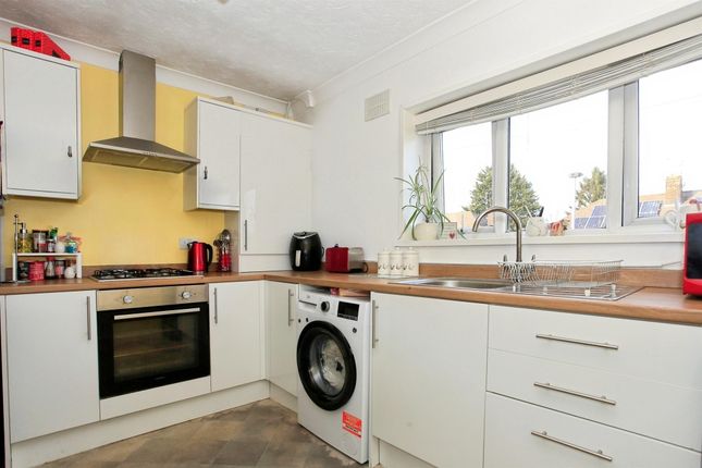 1 bed property, in Cherrytree Grove, £110,000