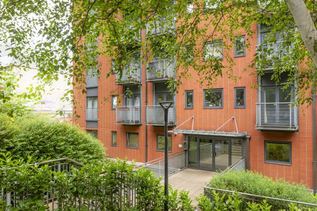 2 bed property, in Morgan House, £130,000