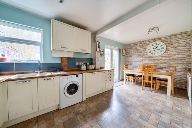 4 bed property, in Bishop Manor Road, £425,000