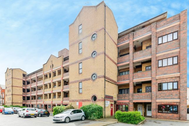 1 bed property, in Baronson Gardens, £130,000