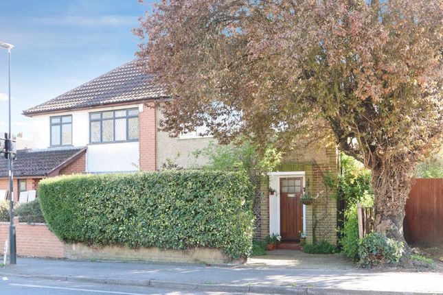 4 bed property, in Downs Road, £525,000