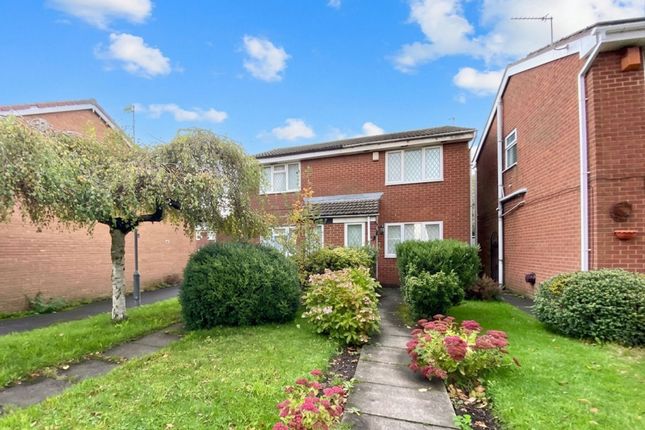 2 bed property, in Amberley Walk, £170,000