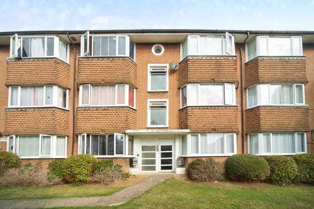 2 bed property, in Clarence Road, £300,000