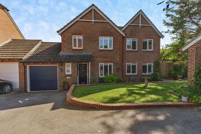 5 bed property, in Cricketers Close, £650,000