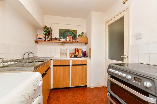 2 bed property, in Bonchurch Close, £270,000