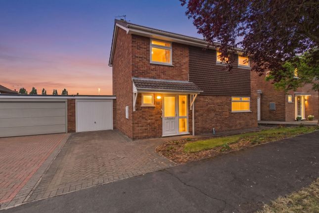 3 bed property, in Langdale Drive, £325,000