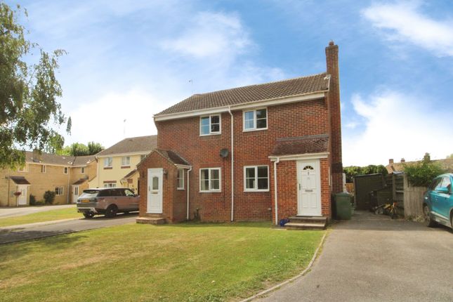 2 bed property, in Milling Close, £275,000