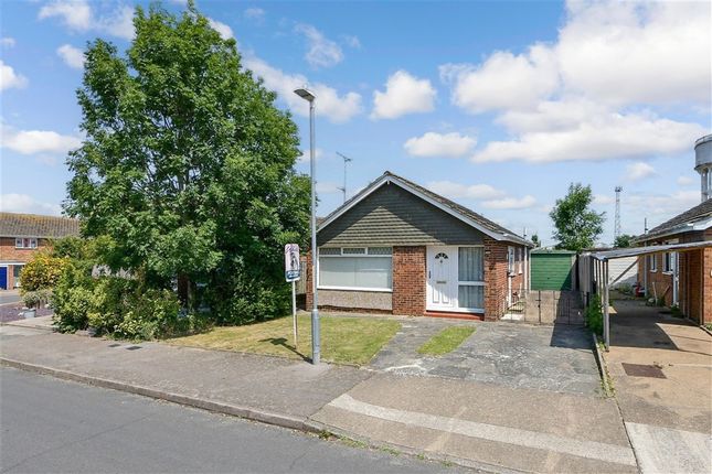 2 bed property, in Chestnut Drive, £325,000