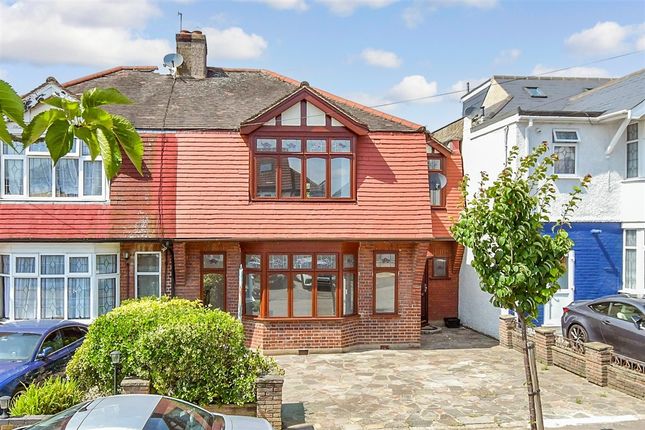 4 bed property, in Lakeside Avenue, £700,000