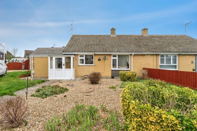 2 bed property, in Knights Close, £270,000