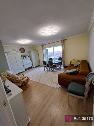 1 bed property, in Baronson Gardens, £120,000