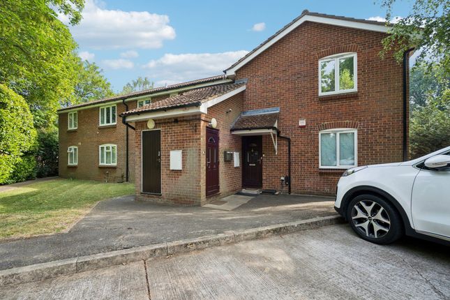 1 bed property, in Huxley Close, £235,000