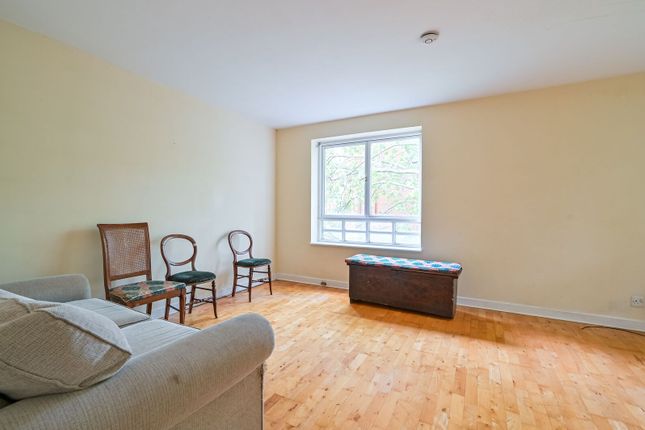 2 bed property, in Rosebery Court, £400,000