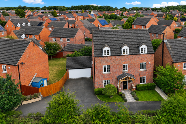 5 bed property, in Murphy Drive, £525,000