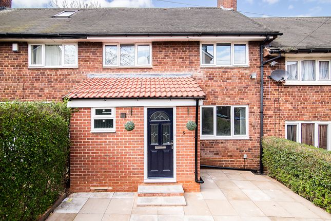 5 bed property, in Broadfield Walk, £395,000