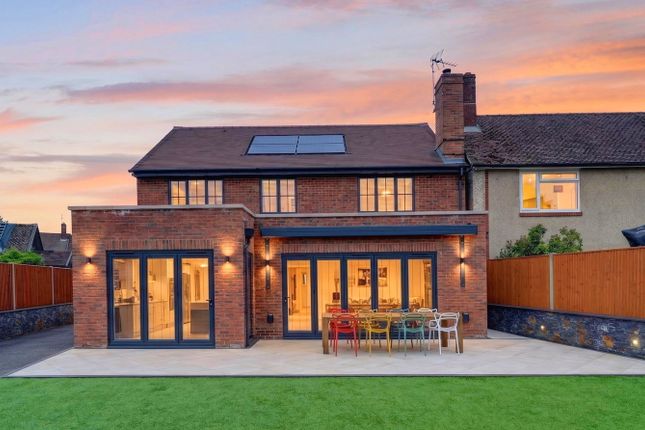 4 bed property, in Bakers Field, £800,000