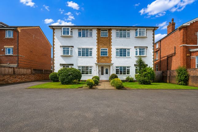 2 bed property, in Queens Road, £130,000