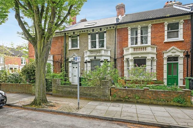 3 bed property, in Essex Road, £319,000