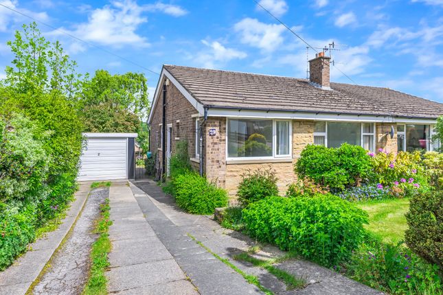 2 bed property, in Halsteads Way, £225,000
