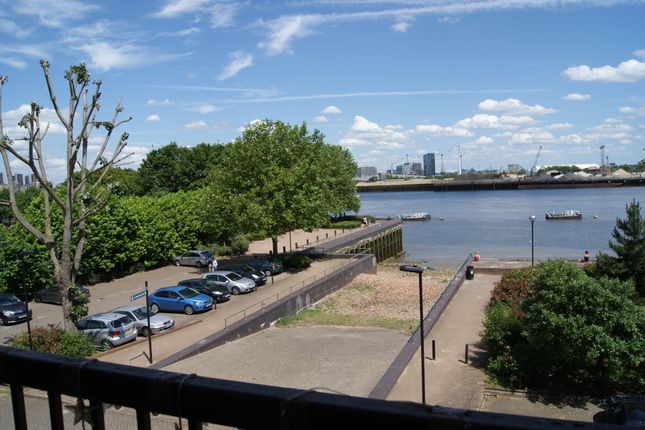 2 bed property, in 87 Amsterdam Road, £475,000