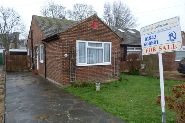 2 bed property, in Cedar Close, £310,000