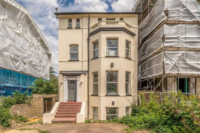 3 bed property, in Burnt Ash Hill, £375,000