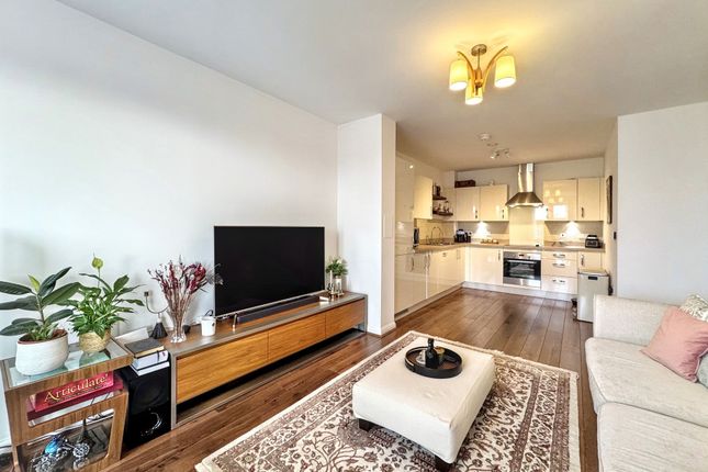 1 bed property, in Coxwell Boulevard, £310,000